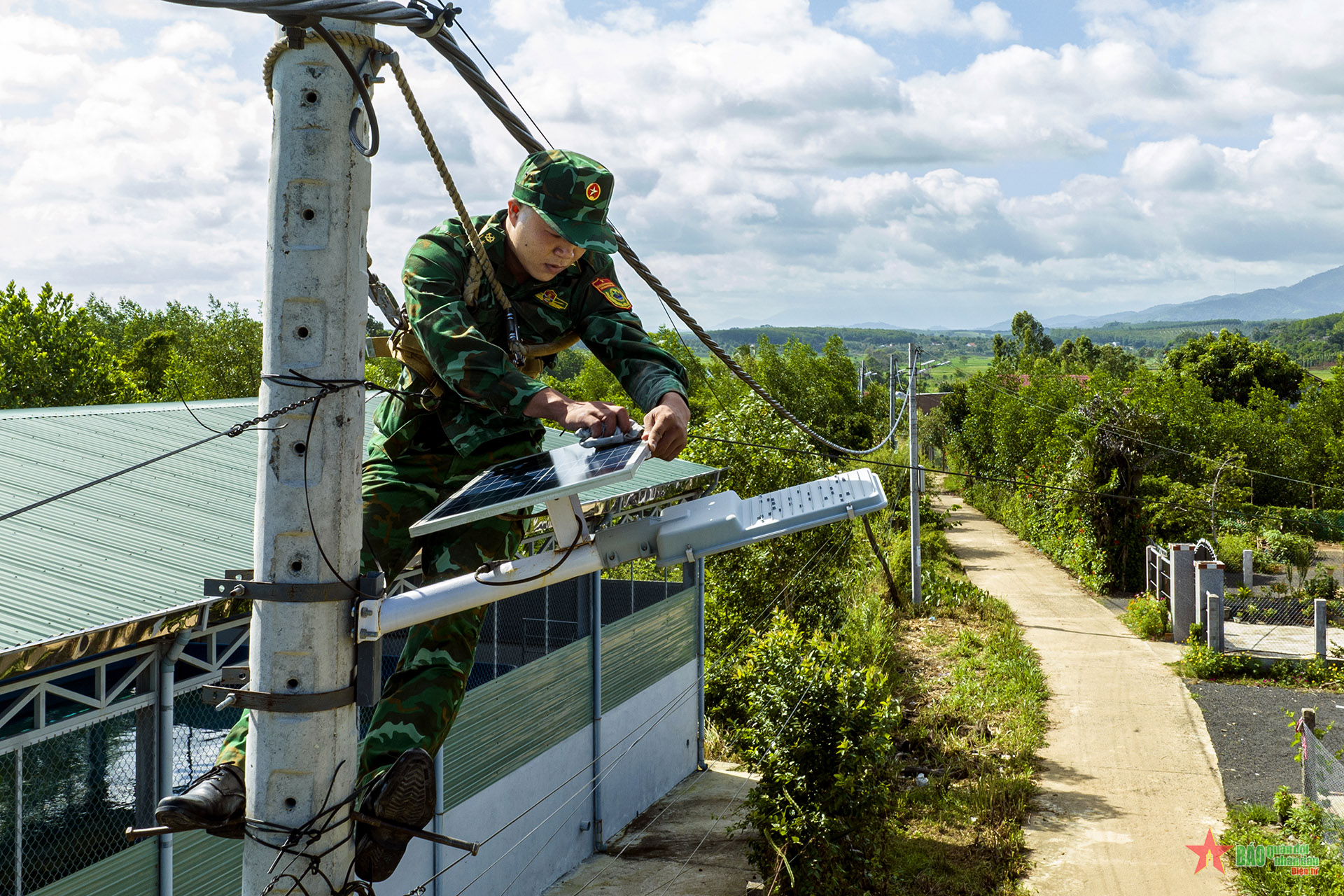 Bộ đội Biên phòng giúp nhân dân bảo dưỡng điện chiếu sáng